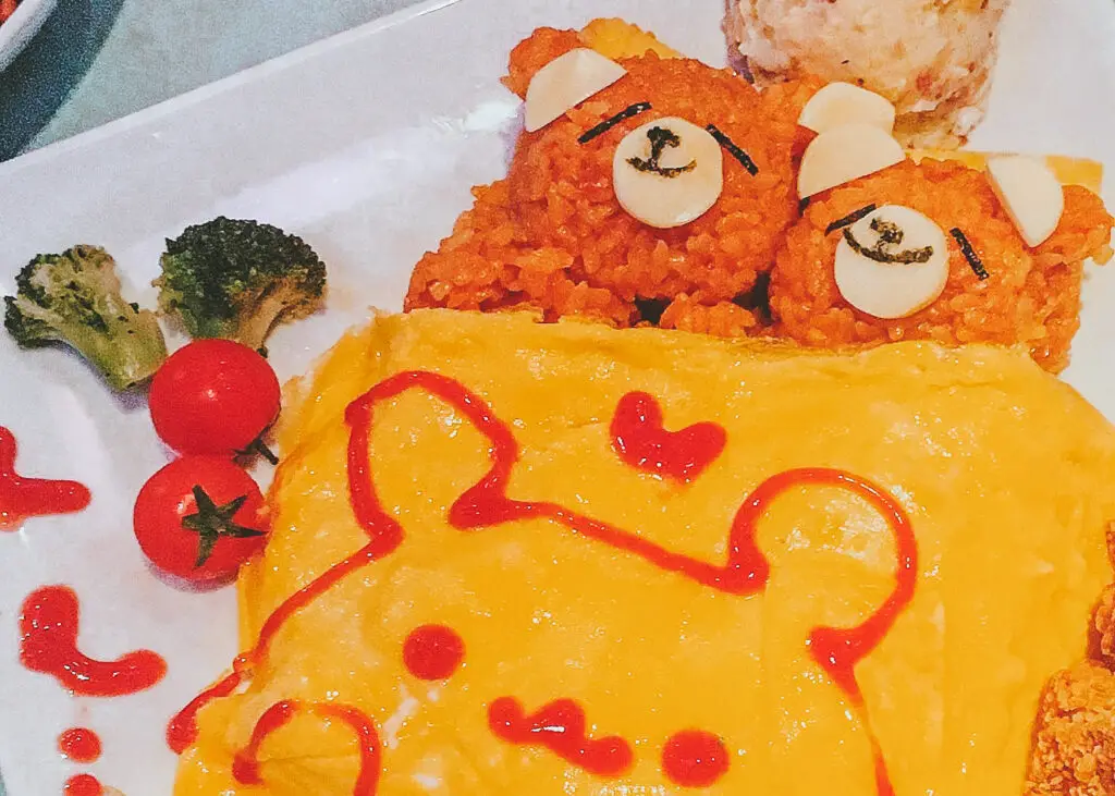 omelet rice that looks like two bears sleeping