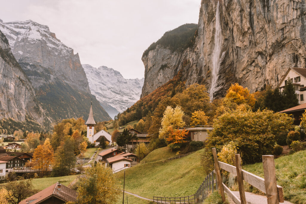 The colors of Autumn on a day trip to Lauterbrunnen 