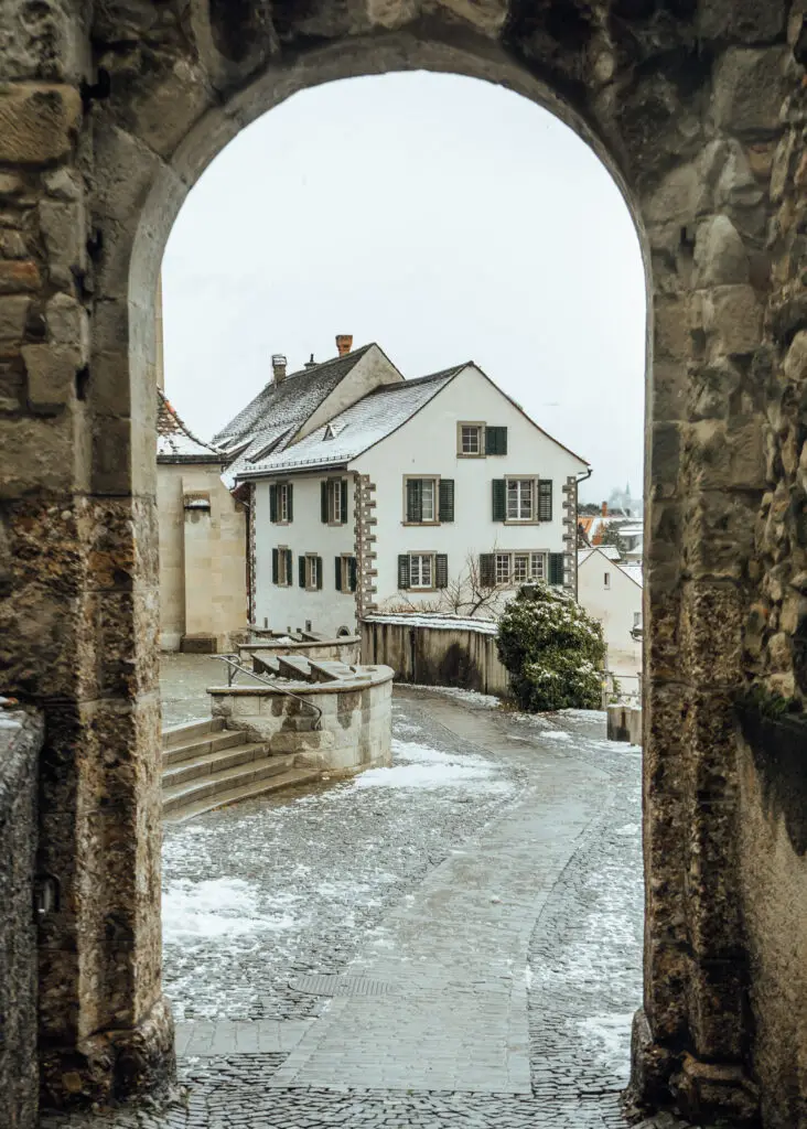 a snowy arch in the old town of rapperswil 