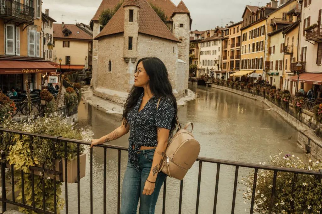 improve your travel photos by not cutting off the background