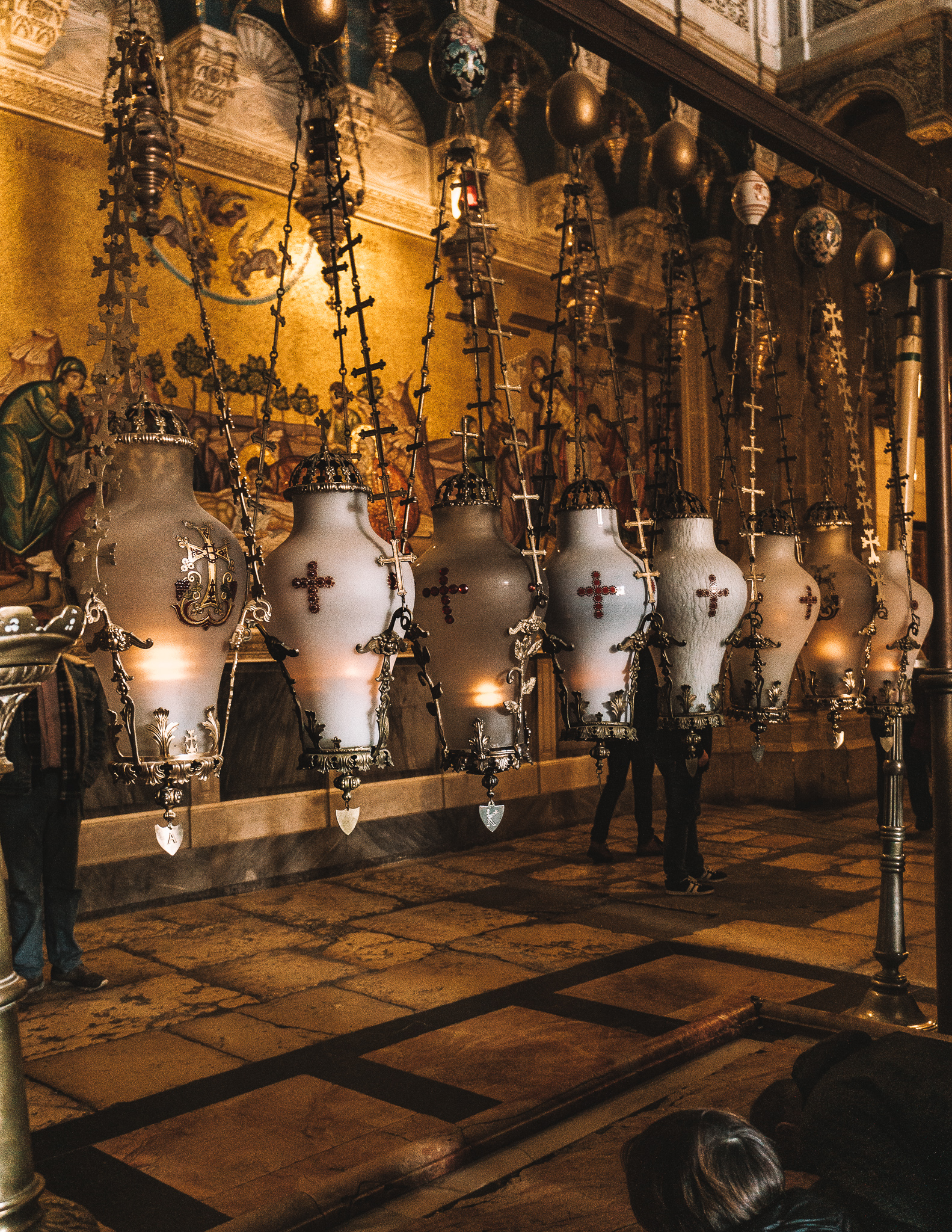 the inside of the church of the holy sepulchre in jerusalem
