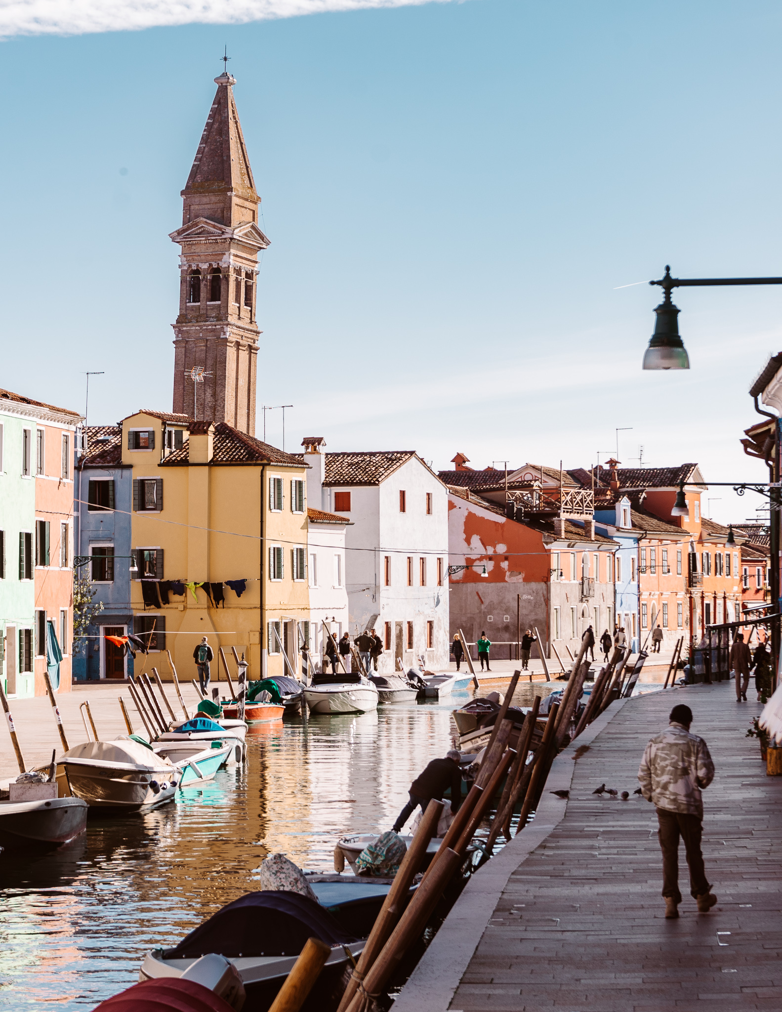 visiting nearby islands like Burano make venice worth visiitng