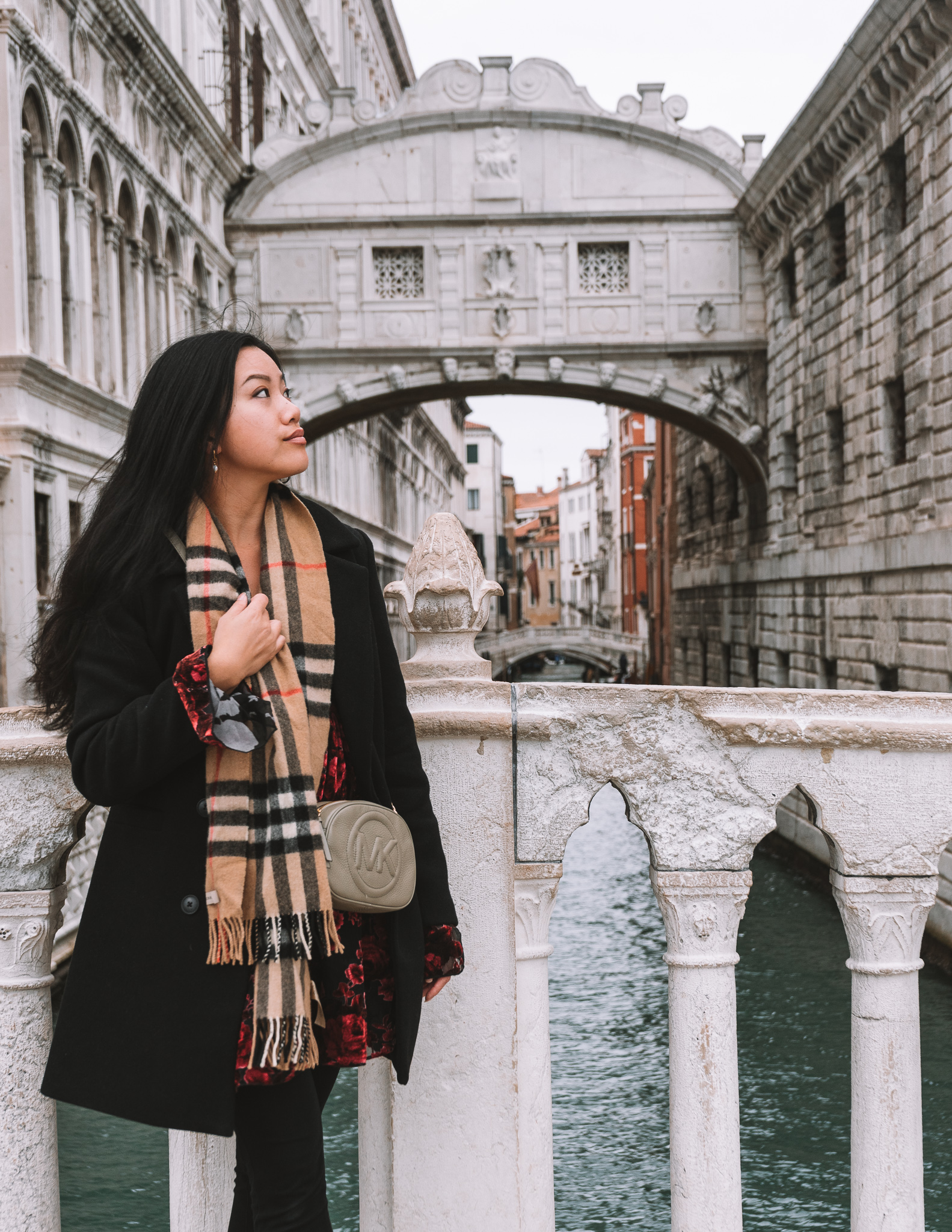 girl in front of the bridge of sighs in Venice in autumn